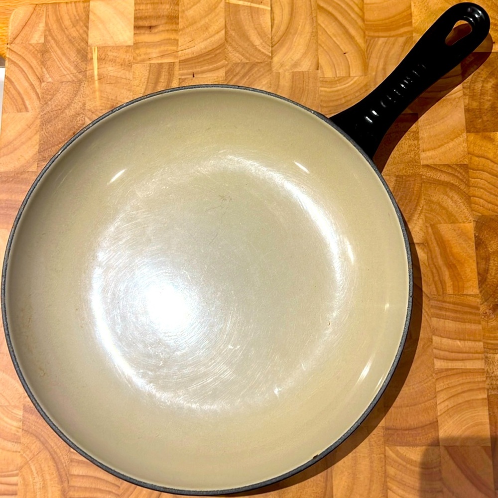 Le creuset 9.5” black enameled cast iron pan